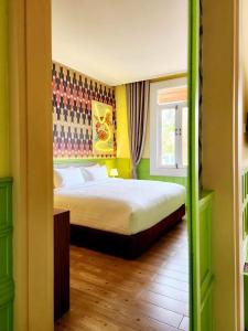 琅勃拉邦Senglao Boutique Hotel Luang Prabang的一间卧室设有一张床和一个窗口