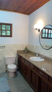 拉塞瓦Casa Luna Azul的一间带卫生间、水槽和镜子的浴室