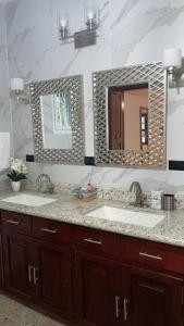 拉塞瓦Casa Luna Azul的一间带两个盥洗盆和大镜子的浴室
