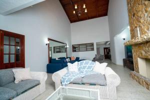 拉塞瓦Casa Luna Azul的客厅设有两张沙发和一个壁炉