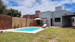 圣拉斐尔Llevarte a vivir的一个带游泳池和房子的后院
