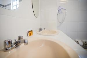 库斯科Hotel Raymi的一间带水槽和镜子的浴室