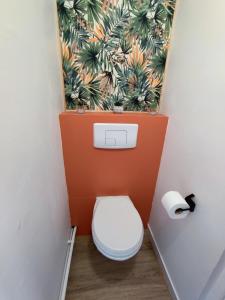 哥西尔Studio de charme au Gosier的一间带卫生间和植物墙的浴室