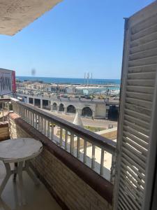 亚历山大Tyvally Dom apartment sea view للعائلات فقط的阳台配有桌子,享有海港景色