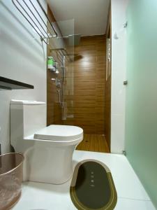 瓦拉斯Huallata Hotel Boutique的浴室配有白色卫生间和淋浴。