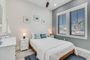 阿兰瑟斯港Sunrise Villa的白色的卧室设有床和窗户