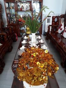 Cao LãnhKhách sạn Tường Minh的一张桌子,房间内设有一张大桌子和餐具