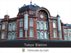 东京门前仲町东急酒店的一座大型砖砌建筑,上面有时钟