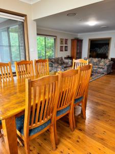 肯图巴回声点别墅的一间带木桌和椅子的用餐室
