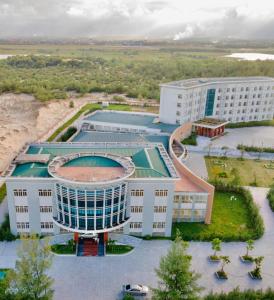 洞海Khách Sạn 20-10的享有带游泳池的建筑的空中景致