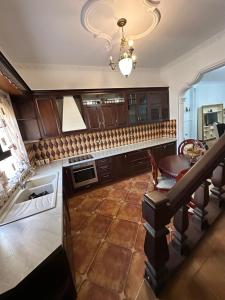 培拉特Rus Apartment的厨房配有木制橱柜、桌子和吊灯。
