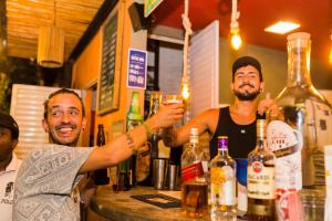 里约热内卢里约翠竹酒店的两个人站在酒吧喝一杯