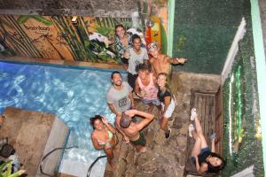 里约热内卢里约翠竹酒店的一群人站在游泳池前