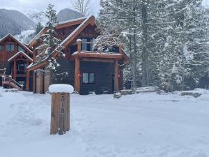弗尼Ski-In Chalet: Private Hot tub, Bonus Bunk House的小木屋前面有雪
