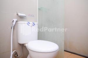 日惹Rumah Daun Timoho Yogyakarta RedPartner的浴室位于隔间内,设有白色卫生间。