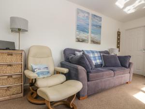 PorthallowCockle Island Cott的客厅配有沙发和椅子