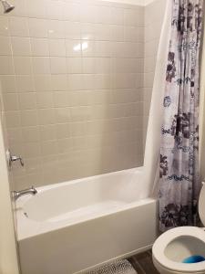 基西米Troy@Kissimme的浴室配有白色浴缸和卫生间。