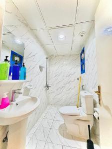 阿布扎比DSV Property的白色的浴室设有卫生间和水槽。