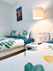 公主港Wanderlust Bed & Breakfast的一间带两张床和一张沙发的客厅