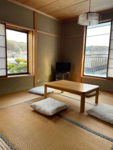 Kyū-karuisawaPastime藤熊的客厅配有桌子和2扇窗户
