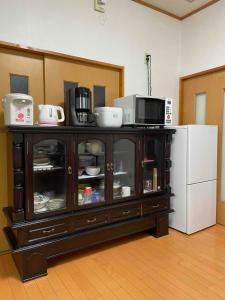 Kyū-karuisawaPastime藤熊的配有微波炉和冰箱的木制橱柜