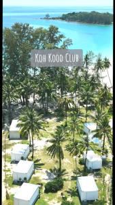 库德岛Koh Kood Club的享有棕榈树度假村和大海的景致。