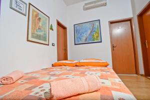 斯普利特斯普利特中心公寓的一间卧室配有一张带橙色枕头的大床