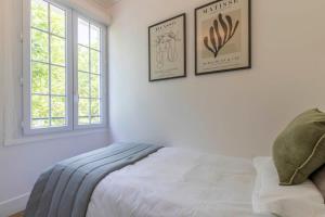 圣地亚哥Estancia memorable en Santiago Depto 2D2B的卧室配有两张墙上的照片和一张床