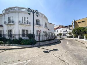 圣地亚哥Estancia memorable en Santiago Depto 2D2B的前面有路灯的白色建筑