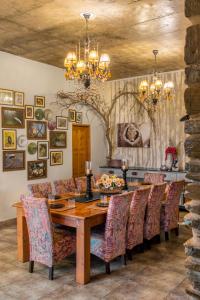 西姆拉SaffronStays Ekam, Chail - forest villa near Chail cricket ground的一间带木桌和椅子的用餐室