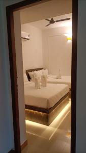 蓬蒂切里La Shashalia Luxury的一间卧室配有一张带镜子的大床