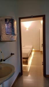 蓬蒂切里La Shashalia Luxury的一间带水槽的浴室和一张位于客房内的床