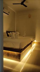 蓬蒂切里La Shashalia Luxury的卧室配有一张带灯光的床,位于地板上