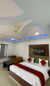 乌代浦Monkey Retreat Resort的酒店客房,配有床和蓝色的灯光