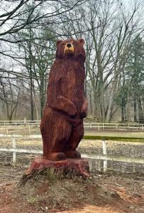 NorthfieldThe House Hotels - Acadia Farms的立在立柱上的熊雕像