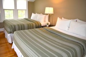 NorthfieldThe House Hotels - Acadia Farms的酒店客房带两张床和两个窗户