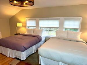 NorthfieldThe House Hotels - Acadia Farms的带2扇窗户的客房内的2张床