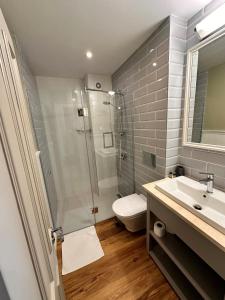 班斯科普雷戴拉2号公寓酒店的带淋浴、卫生间和盥洗盆的浴室