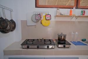 卢纳将军城Copacabana Siargao的厨房里的炉灶和锅
