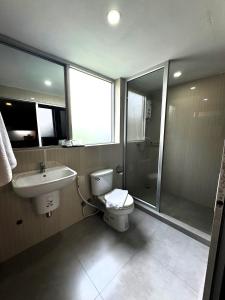 曼谷斯代普沙吞酒店的浴室配有卫生间、盥洗盆和淋浴。
