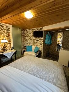 卡瓦拉Old Town Traditional Residence的一间卧室配有一张床、一张沙发和一张桌子
