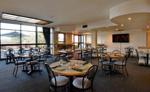 逊邱伦Road Lodge Centurion的用餐室设有桌椅和窗户。