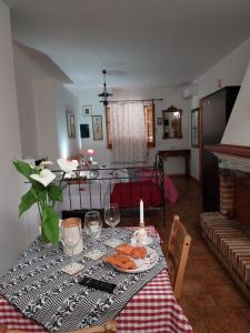 伊格莱西亚斯L'arancio Antico的一张桌子,上面放着一盘食物和酒杯