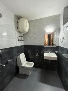 马拉里Hotel Premier Mall Road Manali的一间带卫生间和水槽的浴室