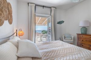 坎波内莱尔巴Villetta Melete的一间卧室配有一张床,享有海景