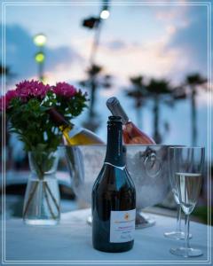 特拉维夫Bugrashov Beach 88 Hotel And Spa的一张桌子上坐着一瓶葡萄酒和一杯