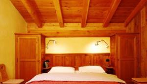 格雷索拉特里尼泰Anderbatt的一间卧室配有一张带木墙的大床