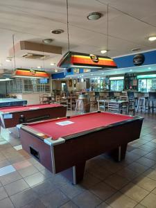 勒斯滕堡Rustenburg Palm Lodge的一个带酒吧的餐厅内的台球桌