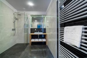 迪马诺卡多林纳Strachan Family Jasná的一间带玻璃淋浴和水槽的浴室