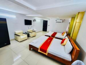 胡志明市Istars Hotel的一间卧室配有两张床和电视。